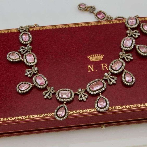 十九世纪粉色托帕石珠宝
浪漫的粉色，最能烘托女士的温柔甜美
粉色托帕石珠宝在贵族时期的欧洲，深受贵族仕女的喜爱，是欧洲王室珠宝的囊括之一。 ​​​