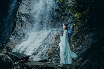 《高山流水》
情漫天涯心長空，遠山暮、嵐煙清風。落霜系容醉，弦月含羞蒼穹。念往事、陌路芳蹤。思伊遠，一渡紅塵為誰，芳心欄封。夜笑燭蕊鏡，盼寄夢中逢。
匆匆。霧花彈流水，遇見時、星斗移宮。借得相思…