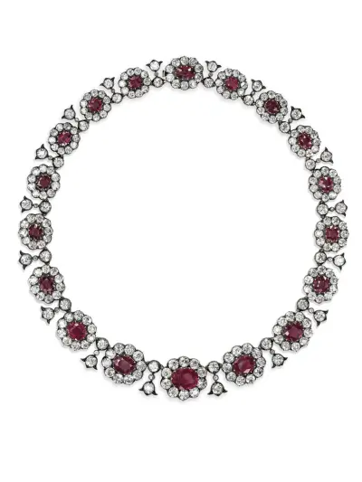 红宝石项链(mid-19th century ruby and diamond necklace)
这项链制作于19世纪中期，前任主任是英国卡文伯爵夫人科妮莉亚，她是美国的富家女，有钱也会玩，这项链是她当年买回来在变装派对上扮演苏格兰玛丽女王用的…