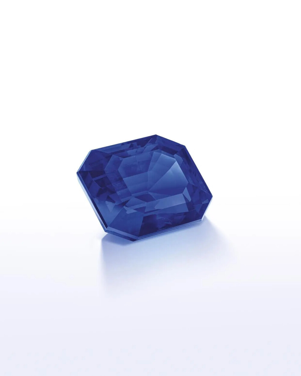 卡地亚的蓝宝石钻石胸针(exceptional sapphire and diamond brooch cartier)
这是本场拍卖会成交价最高的胸针，主石是39.19克拉的无烧斯里兰卡皇家蓝蓝宝石，蓝得让人迷醉
估价50-70万，成交价也爆发了，达到了199.5万。