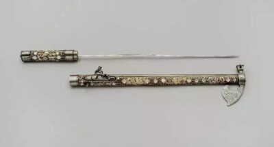 两用武器（斧头和燧发枪）
17世纪下半叶
钢，木，骨，珠母
长：65.5厘米，口径：0.8厘米
匈牙利国家博物馆藏