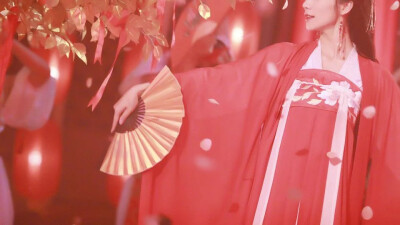 古风杂图
我还是很喜欢你，像是银汉迢迢，梦枕星光。我还是很喜欢你，像是月光绝色，星垂平野。 我还是很喜欢你，就像漫天遍野，繁花似锦。我还是很喜欢你，像风走了八千里，不问归期。我还是很喜欢你，像星辰奔波亿…