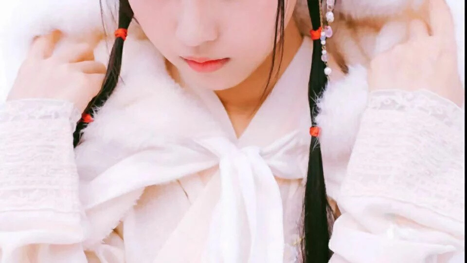 古风杂图
我还是很喜欢你，像是银汉迢迢，梦枕星光。我还是很喜欢你，像是月光绝色，星垂平野。 我还是很喜欢你，就像漫天遍野，繁花似锦。我还是很喜欢你，像风走了八千里，不问归期。我还是很喜欢你，像星辰奔波亿万年黑夜，不诉怨语。我还是很喜欢你，像太阳升了又落去，无论朝夕。我还是很喜欢你，像雨洒落在热带与极地，不远万里。我能对你做的最好的事，就是让你知道，世界虽然坏，你却被爱着。我还是很喜欢你，像鲸沉于海底温柔呼吸，痴极嗔极。我还是很喜欢你，柳动蝉鸣，日落潮汐，不能自己。