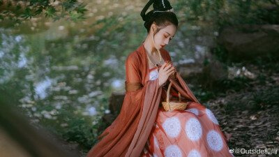 「簪华梦」
柿叶翻红霜景秋
碧天如水倚红楼
神仙姐姐：@Erica-brat
摄影 : @Outside和尚
神仙汉服：@丹青荟传统服饰
#江浙沪约拍##汉服写真##古风摄影#