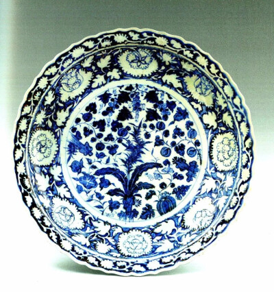 元代青花蕉叶花果竹石缠枝牡丹纹菱口盘，上海博物馆藏