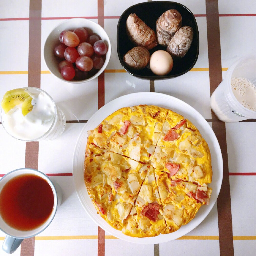 【土豆培根烘蛋】
“ 这道菜超级适合爱吃土豆的朋友们，食材可以根据自己的喜好调整，比如南瓜、胡萝卜、香肠、虾、芝士都是可以哒！土豆被煎的微焦，黄灿灿的颜色惹人垂涎，有有着培根的咸香和鸡蛋的鲜美，一口就爱上～”
菜谱作者：蓮小兔