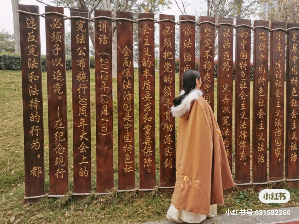 种草一个白菜汉服，
御凤阁家的麋鹿梦
袄裙158，斗篷超厚加绒只要120
超级暖和，冬天里的福音，
最近店铺还有免费送斗篷袄裙活动呢
前三张是我的原相机实拍