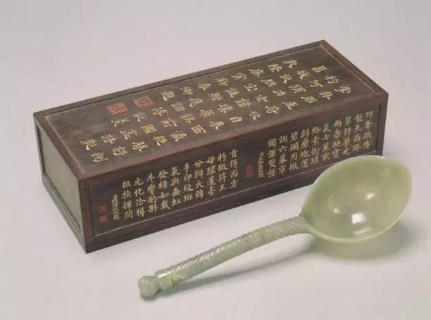 ▲ 痕都斯坦玉器 玉勺（木盒为清宫后配）