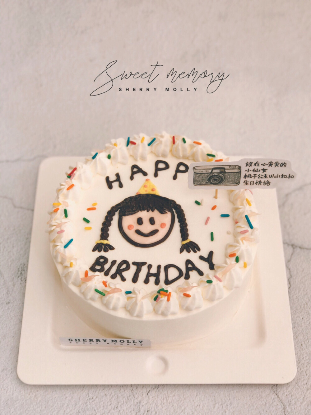 #SHERRY Molly家の下午茶#—『原味cake』男生给老婆订的生日cake～想要可爱的样子 手绘款满足他呀 小插牌还画了老婆喜欢的相机 超可爱的cake送超可爱的她～