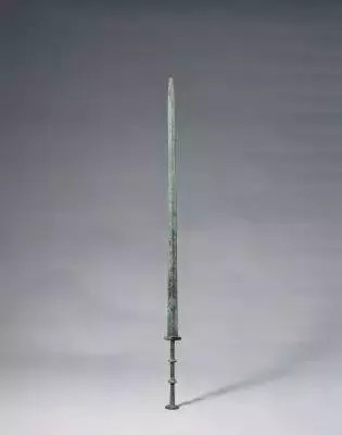 嵌松石长剑，战国后期，通长93.5cm，宽5cm，重0.75kg，现藏北京故宫博物院