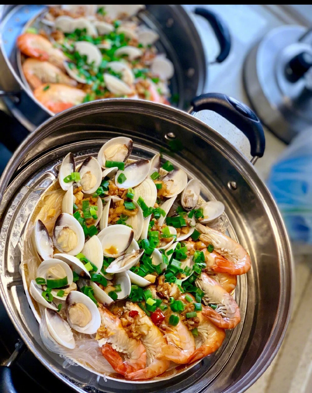 【蒜蓉粉丝蒸双鲜（蒜蓉粉丝蒸花甲虾）】
“蒸过之后花甲开口了，虾背也展开了，再淋酱料，淋的时候沿着盘边由四周向盘子中心均匀划圈，这样所有的地方基本都能淋到啦。清蒸的虾和花甲原汁原味，是非常健康的美味哦。家常、宴客都拿的出手哦，颜值爆表，又好看又好吃”
菜谱作者：prettytree美树