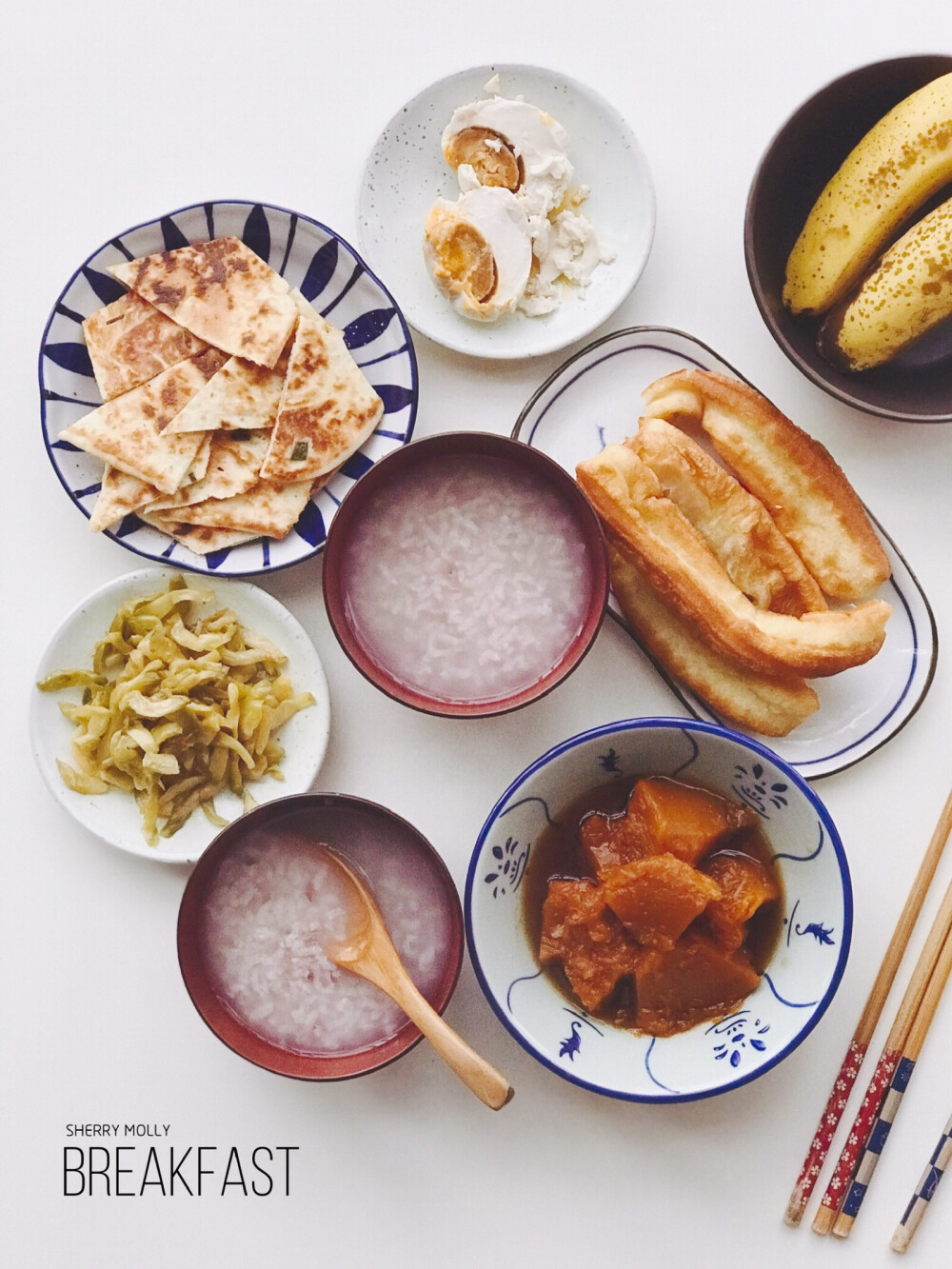 早～
阴天喝粥☁️
配菜：葱油脆饼/榨菜/咸鸭蛋
油条/煮南瓜/香蕉
降温添衣 保重身体～