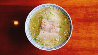 苏州必吃特色美食-枫镇大肉面
吃面是北方人的最爱，同样也是 苏州 人的心头肉一进店你就发现这是一家比较老字号的店铺，古色古香的木质桌椅和门窗，一些 中国 风的字画和灯饰看起来格外的醒目。
我点的是枫镇大肉面…