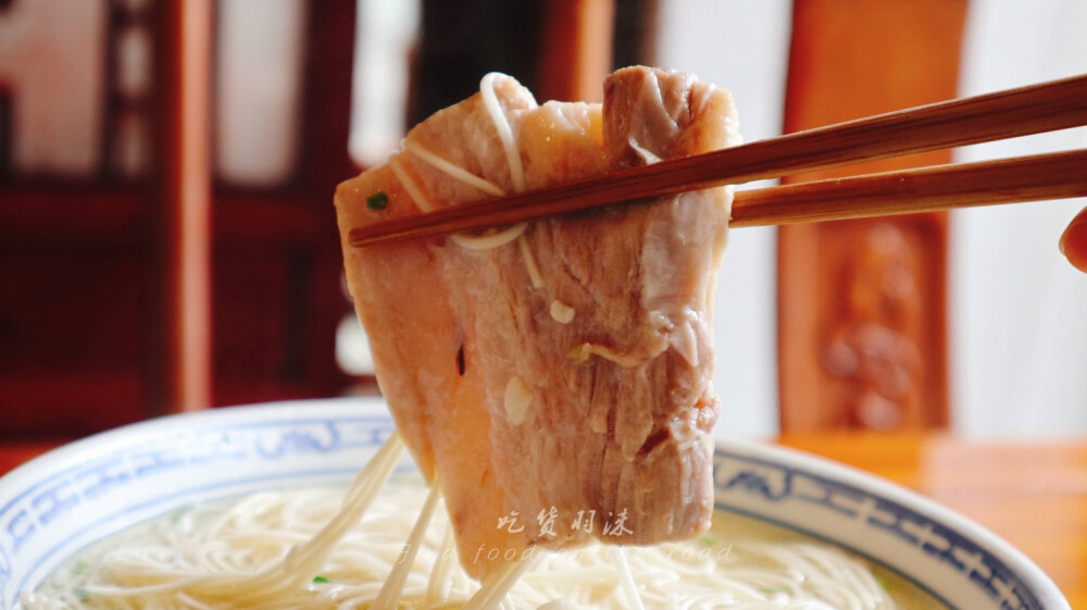 苏州必吃特色美食-枫镇大肉面
吃面是北方人的最爱，同样也是 苏州 人的心头肉一进店你就发现这是一家比较老字号的店铺，古色古香的木质桌椅和门窗，一些 中国 风的字画和灯饰看起来格外的醒目。
我点的是枫镇大肉面，面+汤+大肉一共花了30元，不得不说 苏州的面确实比北方要贵。
先来喝一口汤，大概是因为大肉浸泡过的缘故，有一丝发酵的酒香味。
汤清而不腻，面条很细但略有筋道，有一丝阻碍感，介于竹升面和北方面之间的口感。
大肉软嫩，入口即化，入味的程度也相当高，很鲜。配的茶水和酸甜口的小菜，也是相当解腻。
「营业时间」7：00-13：00
「交通」地铁：4号线三元坊。公交：南园宾馆站
「地址」十全街624号
「人均」30元
「推荐」★★★（满3星）