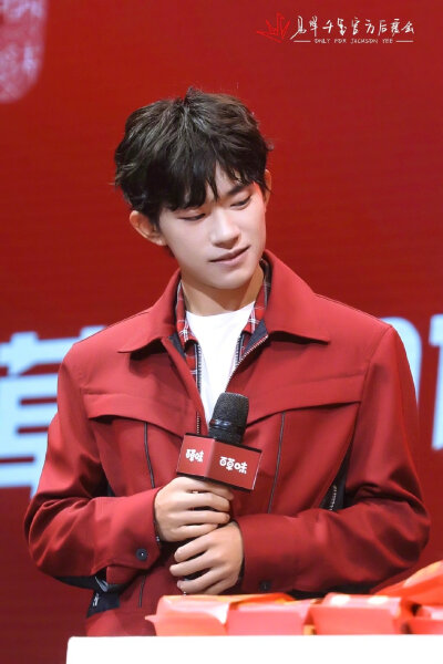 #易烊千玺 #TFBOYS 百草味中国零食秀活动 高清