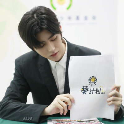 蔡徐坤，一个非常好的艺人。
请先了解艺人本身再作出评价，事情并非段子里传播的那样。
如果看完我的评论，没有任何想法的，请当作从没看过，谢谢！
文本内容在图片中，仅为个人思想，勿喷，谢谢理解！！！