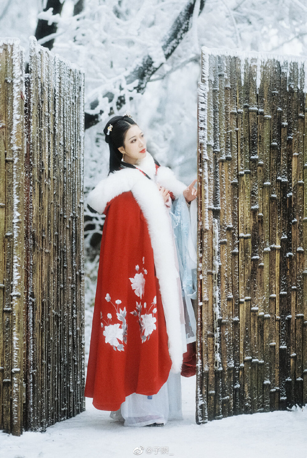 #上海约拍##汉服摄影##旅拍#
看几场冬雪落幕，等几年良人归来
摄影@子瞬_