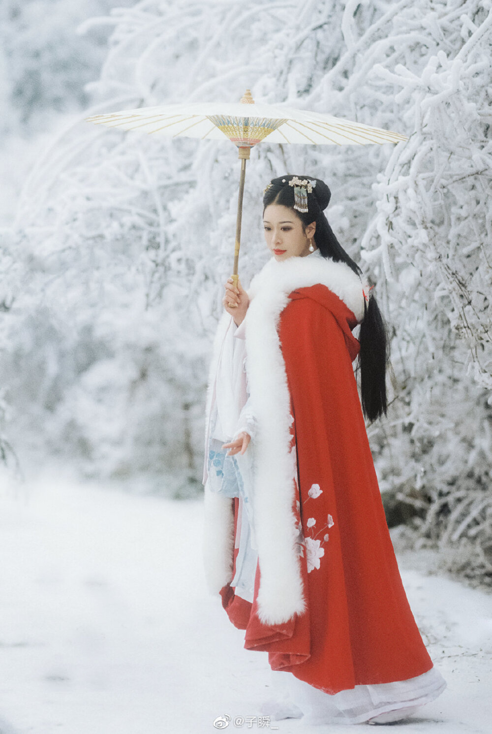 #上海约拍##汉服摄影##旅拍#
看几场冬雪落幕，等几年良人归来
摄影@子瞬_