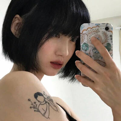 女生头像 高清头像 人来人往，缘聚缘散，生而孤独，爱难相拥 by：梦茵茵