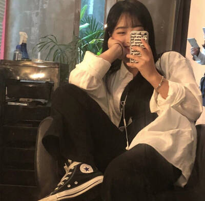 女生头像 高清头像 人来人往，缘聚缘散，生而孤独，爱难相拥 by：梦茵茵