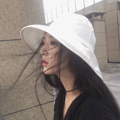 女生头像 高清头像 人来人往，缘聚缘散，生而孤独，爱难相拥 by：梦茵茵