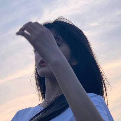 女生头像 高清头像 人来人往，缘聚缘散，生而孤独，爱难相拥 by：梦茵茵