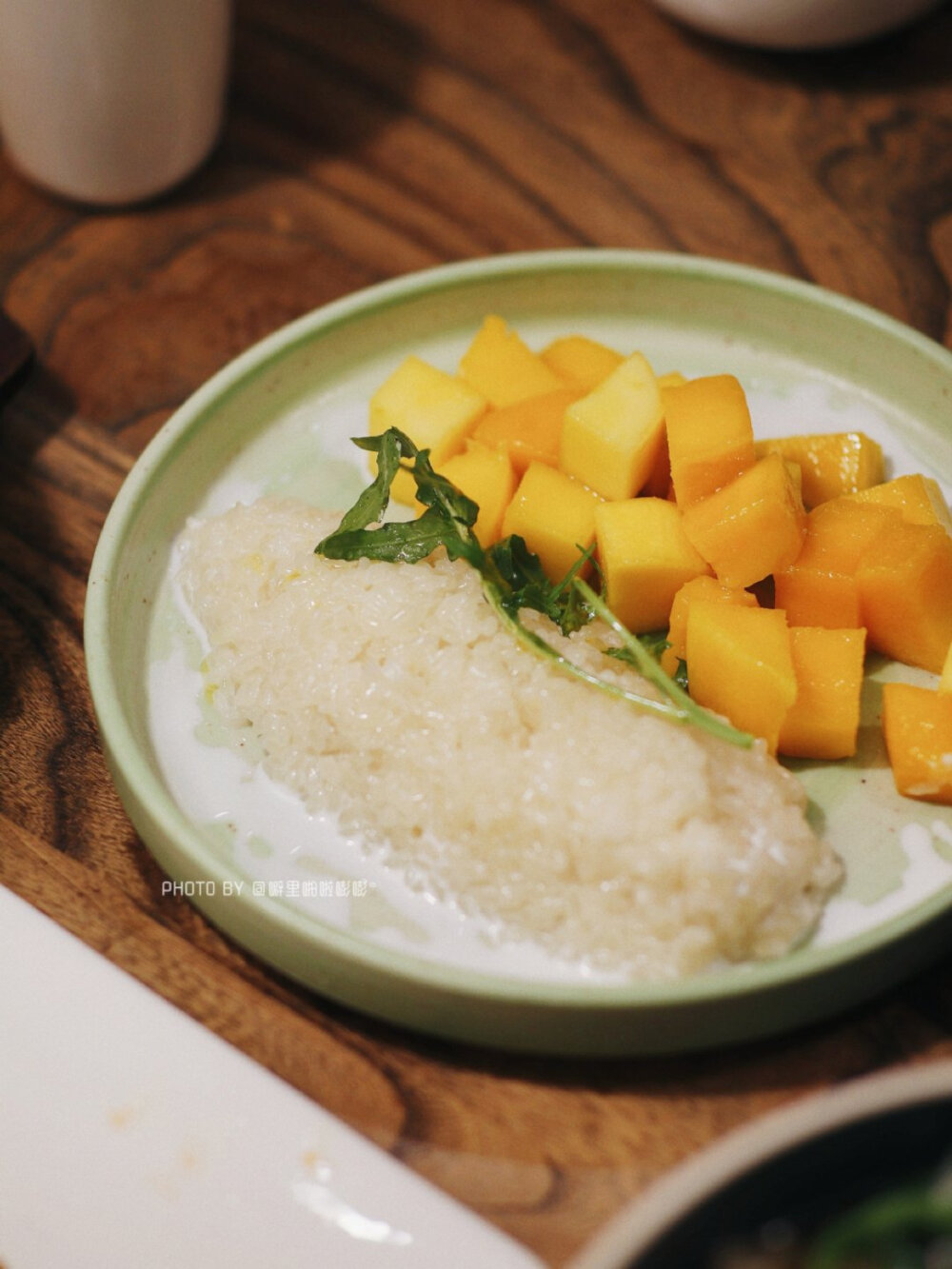 ■临湖素食 / 杭州市南山路学士桥1号柳铖道内
杭州的南山路有多美，一定要亲自来走走才知道。
赶在深秋之际，谈情说爱也好，闲逛赏景也好，走一遍南山路，顺路来庭院深处吃一顿素食，优哉游哉。
人均100左右的素食店，店里的服务可以说是满分，店内环境素雅，有靠窗景观位。来就餐的大多是老客，安安静静吃饭，享受特有的一份心静。
「夫妻素片」是店里的招牌，菌菇做的夫妻肺片。
「糖醋藕片」也是招牌之一，一盘数量挺多，油亮亮上桌，看着很有食欲，糖醋味浓郁，不过吃多了会有点腻。
「咖喱时蔬」超乎预期的好吃，是我喜欢的浓郁咖喱味道，蔬菜炖煮的入味，吃着超级开胃。
「三杯茄子」也是我心中的TOP3之一，不怎么爱吃茄子的我，偏偏超级爱这家的茄子，咸香入味，石锅刚好起到了很好的保温作用，软乎乎的茄子很下饭。
「干捞馄饨」吃的是秋天时令野菜，味道上无功无过。
「菌菇汤刀削面」面汤味道不错，菌菇的鲜甜味喝起来很清爽，但是50多一份的刀削面居然不是手工削出来的有点可惜，机器削的刀削面是没有灵魂的。
秋冬要注意养身哦，偶尔安排一顿素食尝尝不同的味道也是不错的。
cr@噼里啪啦嘭嘭