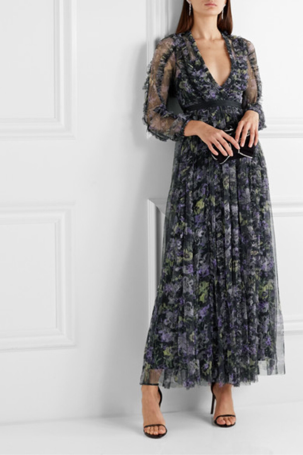 Needle & Thread 这款礼服通身铺满油画风花卉，灵感来自于美国诗人 Emily Dickinson 的诗作《Lilac Fields》。单品以带有褶饰的多层绢网裁剪而成，罗缎束带衬托曼妙腰身。柔美浪漫的它，是你出席正式场合的理想之选。何不配上夸张耳饰和手拿包，为造型锦上添花？