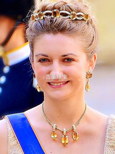 卢森堡王室的黄水晶套装。这套珠宝也是世代相传下来的，套装包括一件头饰、一条项链、一件手镯和一对耳环，大克拉椭圆形黄水晶搭配小颗珍珠。