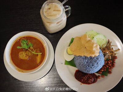 #槟城美食# 「小江豆浆」
乔治艺术街旁边的一家超红豆浆店，豆浆入口浓郁顺滑，同时也要点一份咖喱椰浆饭！
-椰浆饭 蓝色蝶豆花染成的饭 浇上满满一大碗咖喱和椰浆 鸡肉特别嫩 浓郁的椰奶咖喱香 拌着一大碗饭 吃起…