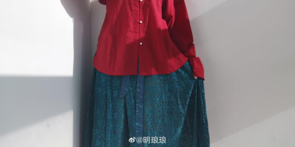 #大明少女#
【汉服】
十三香•红
红衫子向来很衬气色～
与雀蓝应当是绝佳经典搭配了。
不论哪个季节，
应当都是很亮眼的。
立领：@醉花言
马面：@夏洛鹅GooseSherlock
首饰：@巫山楚云深
cr@明琅琅
