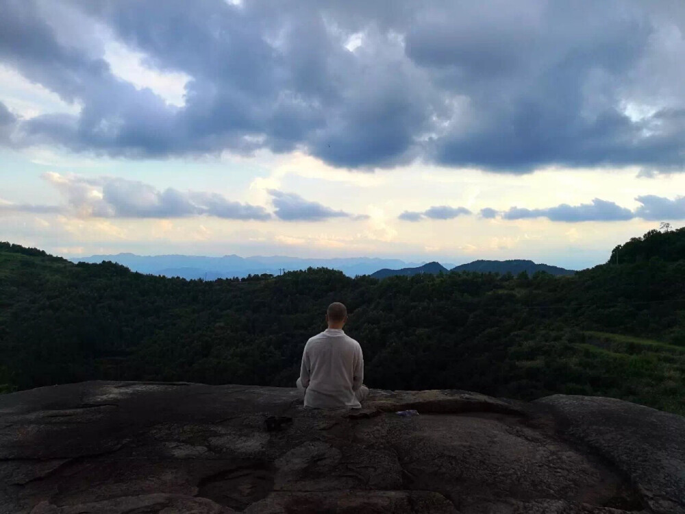 佛陇长风凉，寂寞坐山林，也许只有这场恒古的风见证了世事的变迁。天色将暗，在暮色中静坐的僧人，不为天地所动，与神相会，如坐莲台之上。夕阳力透云层金光乍现，这一刻，佛陇圣地，佛光普照，万物慈悲。