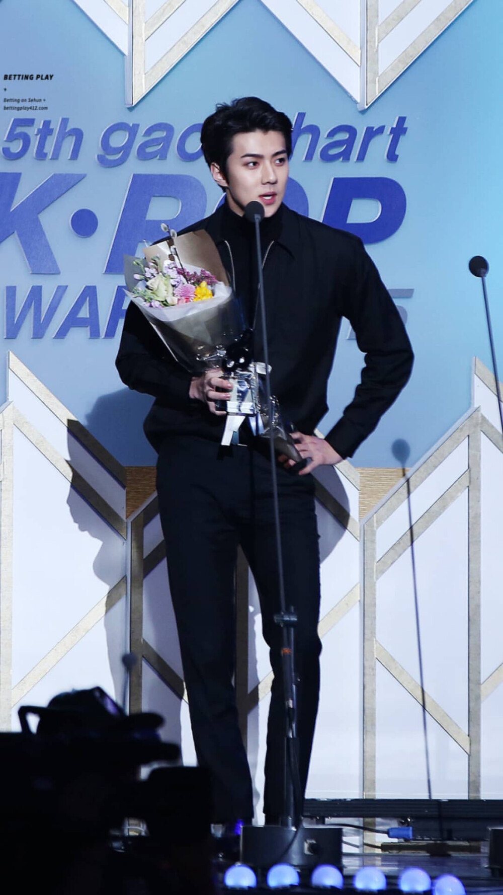 吴世勋/领奖台上黑发黑衣黑眼镜的南韩第一仙子吴世勋，金鱼腮太可爱了+眼镜装扮抓我一万次！