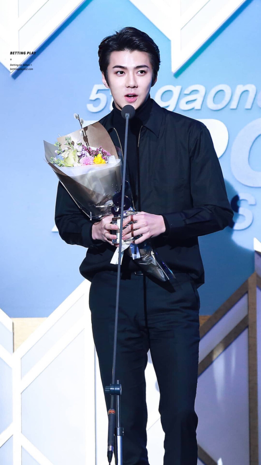 吴世勋/领奖台上黑发黑衣黑眼镜的南韩第一仙子吴世勋，眼镜装扮抓我一万次！