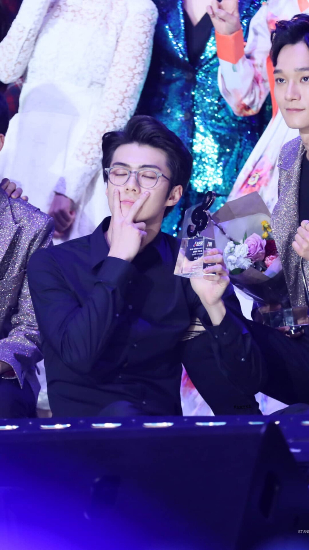 吴世勋/领奖台上黑发黑衣黑眼镜的南韩第一仙子吴世勋，眼镜装扮抓我一万次！