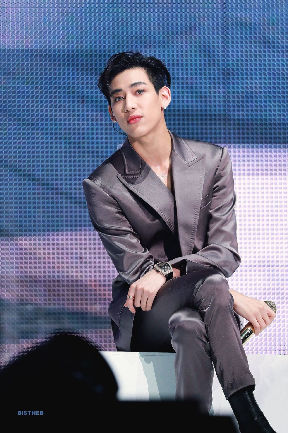 BamBam，全名Bambam Kunpimook Bhuwakul，1997年5月2日出生于泰国曼谷，在韩国发展的泰国籍男歌手、演员，男子演唱团体GOT7成员之一。2007年在泰国举办的“Rain Cover Dance“比赛中获得冠军，被韩国JYP娱乐公司星探挖掘。2012年参演电影《追凶》。2013年参与JYP与YG娱乐公司共同制作的电视节目《WHO IS NEXT:WIN》。2014年1月以演唱团体GOT7正式出道。