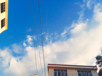 抬头看一看，其实天空很美。