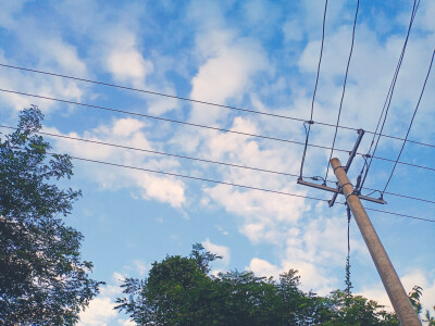抬头看一看，其实天空很美。