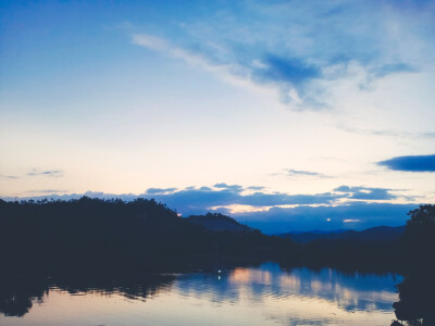 抬头看一看，其实天空很美。