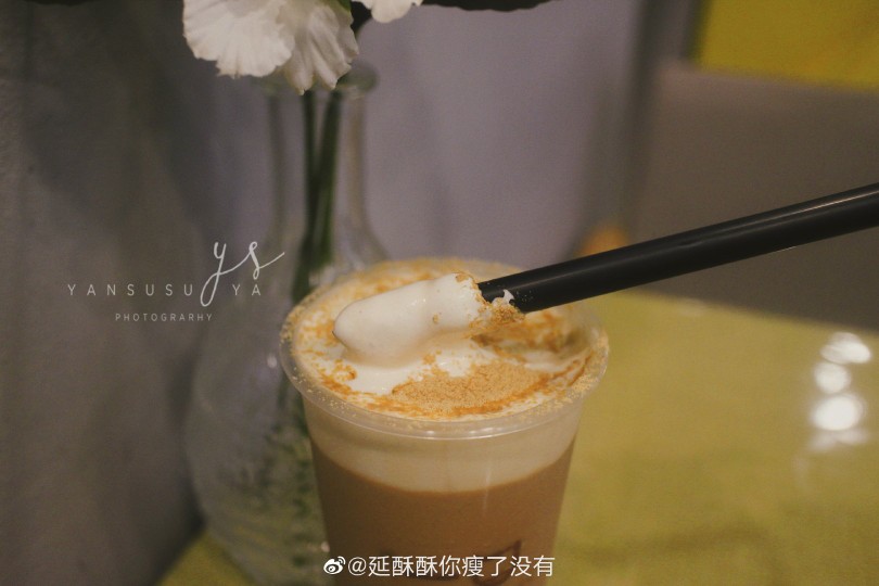 #南宁美食# 【锦春路 奶茶】@延酥酥你瘦了没有 分享:这一定是宝藏奶茶店！！！！！港式豆乳酪奶茶！天惹！上面那层豆乳味道也太香了吧！像极了小时候吃的一种糍粑上面裹的豆乳粉！真的好好喝！搭配乳酪奶茶一起，喝起来很有层次感～ 里面还有一大坨布丁！很Q弹，关键是不甜不腻！这就非常对我的胃口啦！
还有它家的薯芋泥鲜果捞，我还另外加了一份小芋圆！这个真的超级推荐！我觉得特别好吃！是可以拉丝饿到薯芋泥哈哈哈！里面配了好几种水果！薯芋泥口感很绵密！总之里面搭配的都特别好吃！味道超棒的！另外加的小芋圆也好吃！软糯Q弹！甜品真的爱了！哈哈哈哈
店名:ECO 一口
地址:南宁锦春路埌西