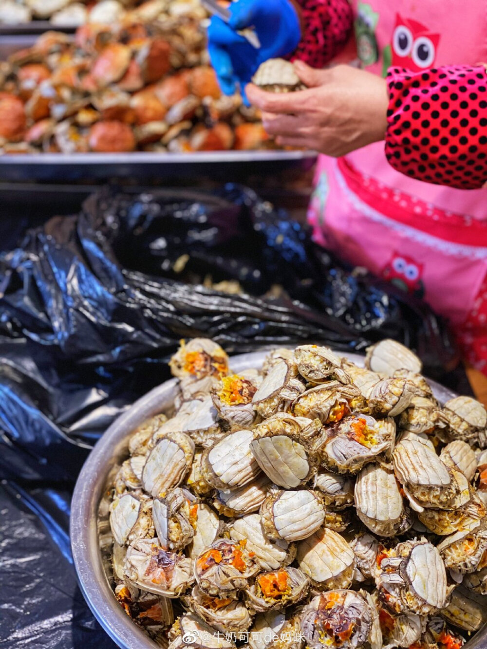 蟹膏蟹粉拌面～吃蟹的季节必须安排!
本来奔着蟹粉蟹腿肉双拼 去的，后来被安利了蟹膏+蟹黄+蟹粉拌面，这个季节的蟹最肥美，蟹膏更佳浓郁口感也更棒，果然没错
「蟹膏蟹粉拌面」真的超好吃der，雲和面馆特有的菠菜面，满满一大碗蟹膏蟹黄蟹粉，都是店员手工挑出来的（一进门就能看到）整个屋子都是螃蟹香气～ 用料太足了，蟹膏蟹黄都一大块一大块的，吃起来那叫一个满足 超级绵密细腻，淋上调好的香醋，不仅可以去腥还可以解腻（其实没倒醋之前 我尝了就不会腥气）新鲜。
【 雲和面馆】上海市华山路1603号
cr@牛奶可可de妈咪
#上海美食#