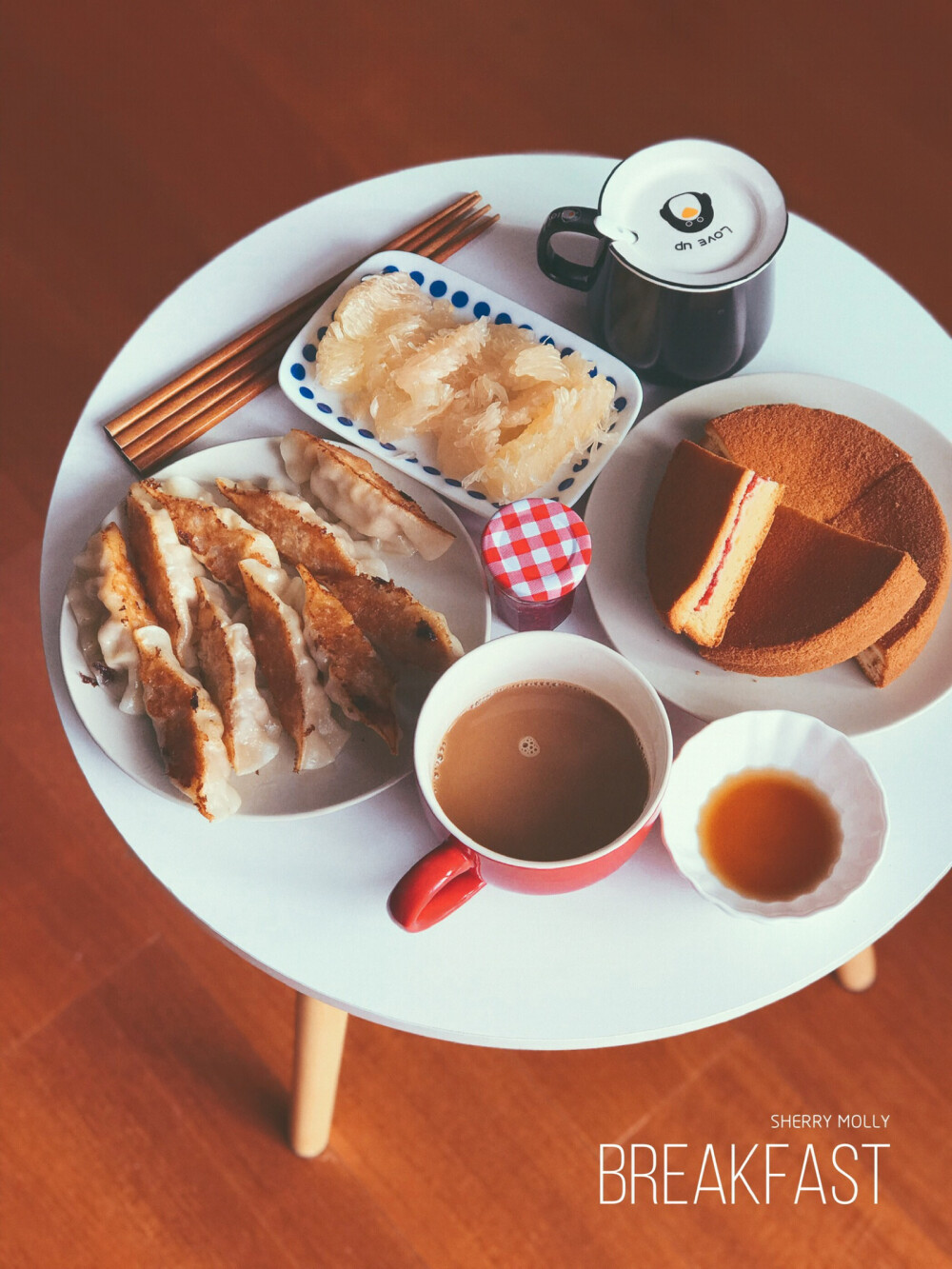 早呀～
这个点的早餐
在我们看来已经算brunch了
蛋糕三明治/煎饺/柚子/咖啡～