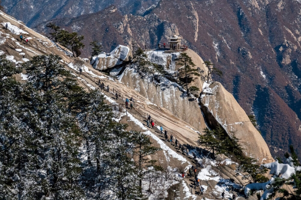 苍山负云岚，
皓首立穷秋。
太初分阴阳，
清浊无名状。
伏寒趋数极，
三春易其基。
自古天下事，
九九复归一。
此中舍与得，
君须好斟酌。