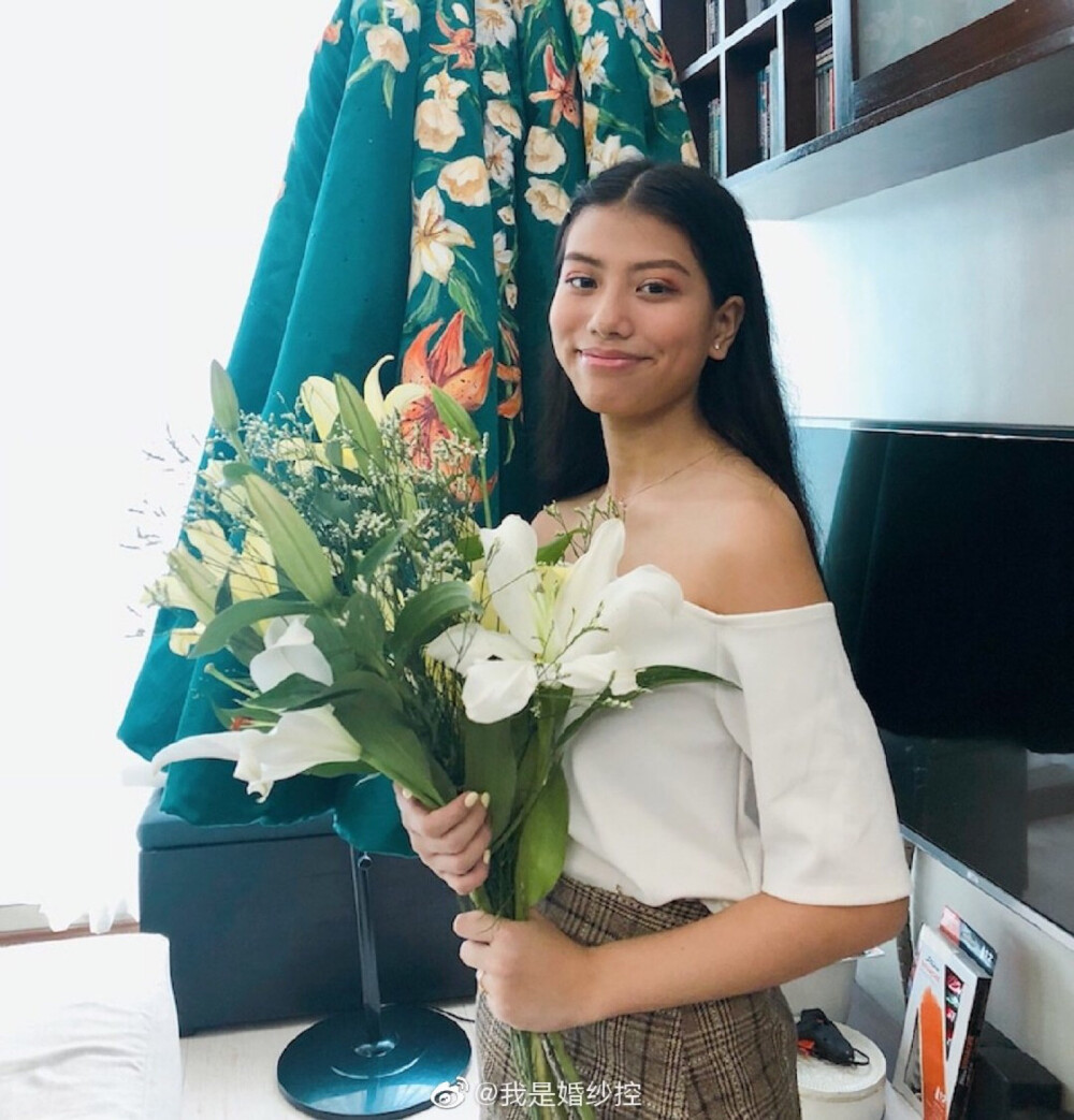 来自菲律宾的17岁女孩Ciara Gan花了一个月时间，为自己缝制了一件毕业晚宴的礼服。