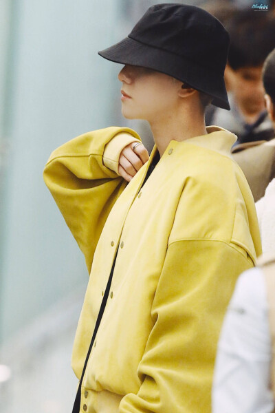 191122 仁川机场✈️印度尼西亚
外套 ｜Fear of God Yellow Sixth Collection varsity jacket6F196026USE/F（2,590,000원）Made in USA ​​​