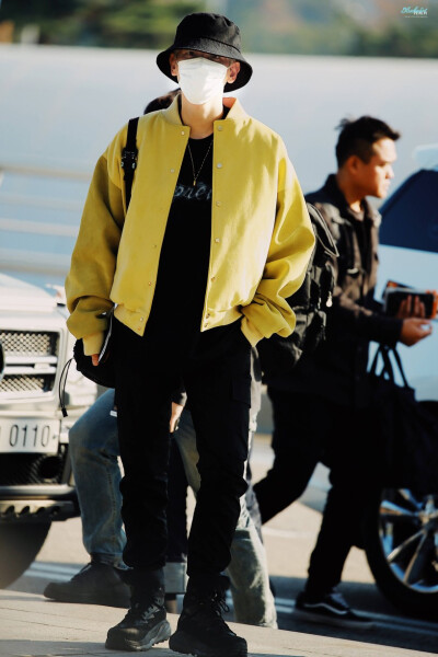 191122 仁川机场✈️印度尼西亚
外套 ｜Fear of God Yellow Sixth Collection varsity jacket6F196026USE/F（2,590,000원）Made in USA ​​​