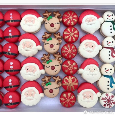 winter is coming～属于圣诞的可爱蛋糕、姜饼屋和cookies！[憧憬]看起来就暖暖甜甜呢～
（ins：tastychannel） ​​​