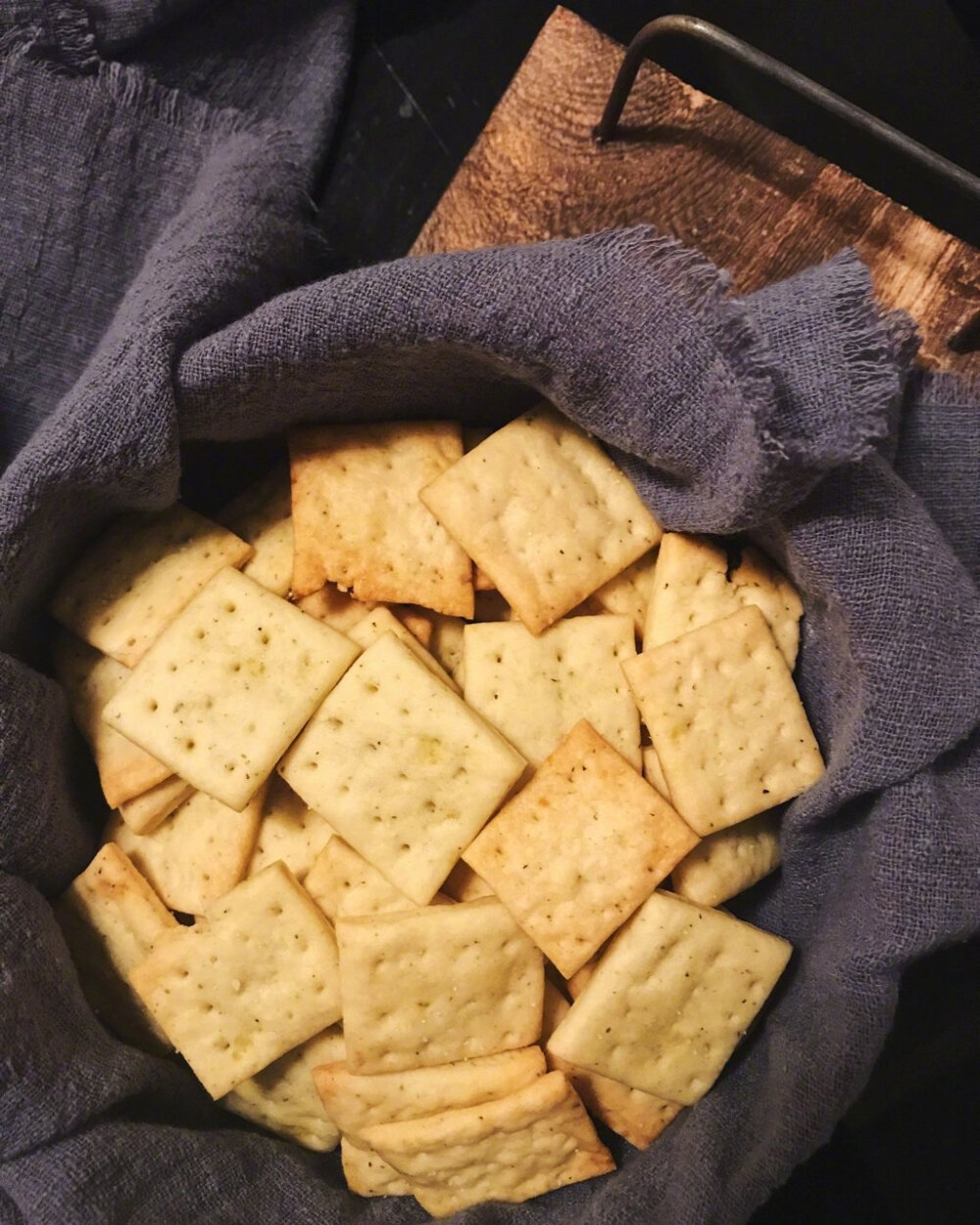 【低脂土豆薄脆饼】
“不能吃甜食 试试这款无糖小饼干 橄榄油加上土豆一起制作而成 酥脆惹味 咔哧咔哧吃不停”
菜谱作者@烩烩小厨