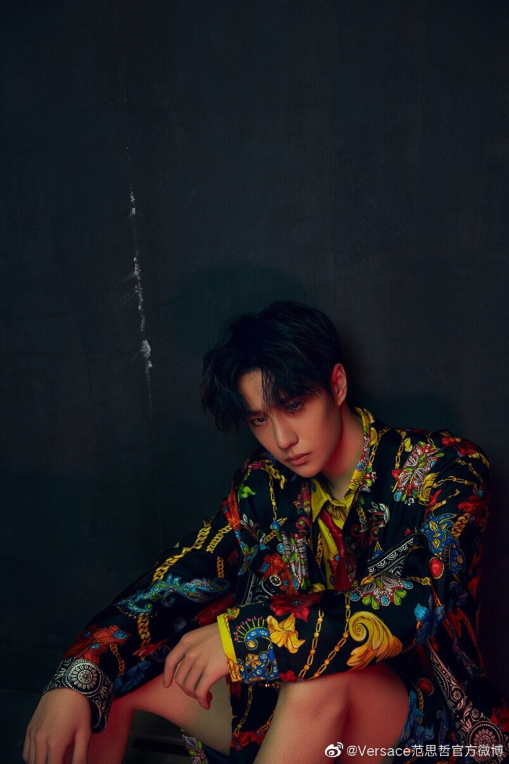 人气偶像@UNIQ-王一博 身着 Versace 2019春夏系列出镜@时尚健康 5月电子刊，一身色彩斑斓的印花套装搭配白色的全新Cross Chainer运动鞋，呈现态度鲜明的个性风尚。