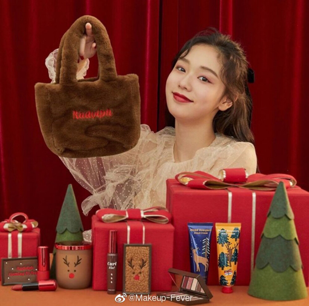 彩妆系列 | Etude House 伊蒂之屋的圣诞限定彩妆系列 Rudolph Coming To Town，以圣诞可爱担当红鼻子鲁道夫为设计灵感，让人回味起小时候收到圣诞礼物时的惊喜和满足感，毛绒绒的小鹿眼影盘谁不爱？！
- 六色眼影盘，两款分别是红棕色系和橘棕色系，都设计成了皮质刺绣款式和毛绒小鹿款式，每天随身带都超开心！
- 滋润唇膏共五色，红彤彤的圣诞限定包装，最热门色号为BR404 南瓜橘棕色，RD308 圣诞专属红色。
#M妹种草机#